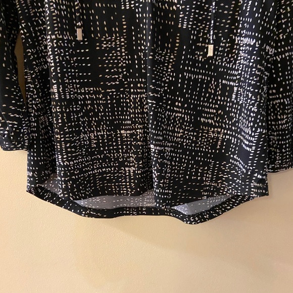 Liz Claiborne black blouse with white & beige pattern size medium - Picture 7 of 11